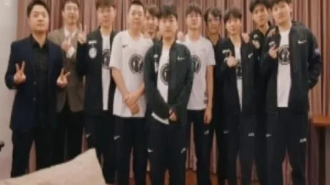 英超裁判薪酬揭秘：普通裁判年收入17-18万镑，资深裁判年薪高达25万镑